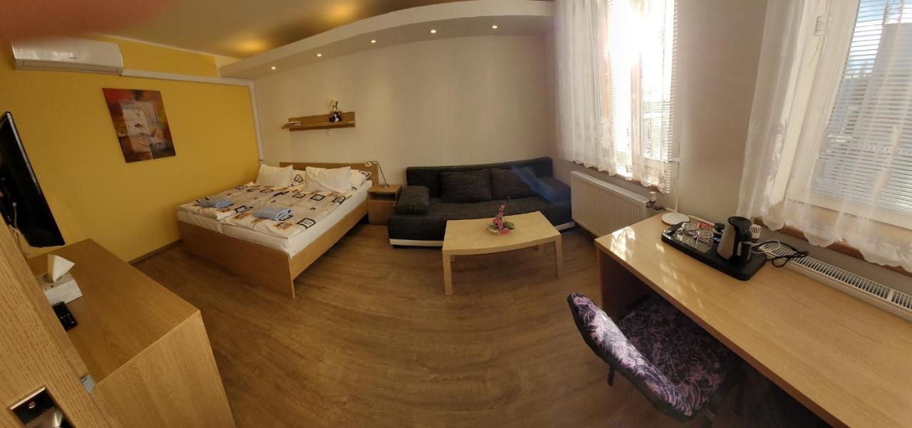 Hotel Gol Prostejov Простеёв