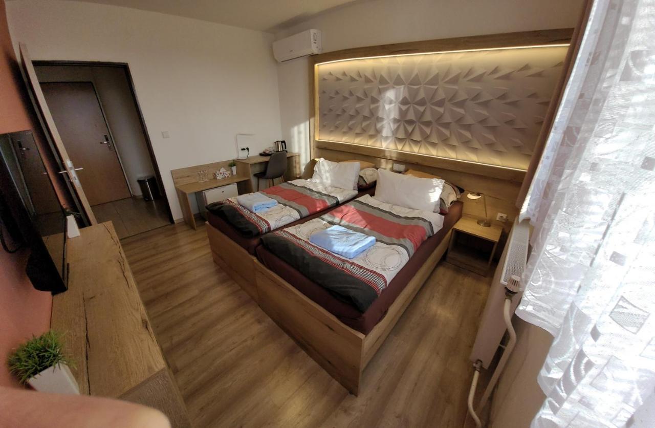 Отель Hotel Gol Prostejov